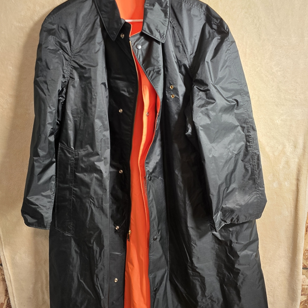 Blauer Dark Raincoat with Vibrant Lining‎